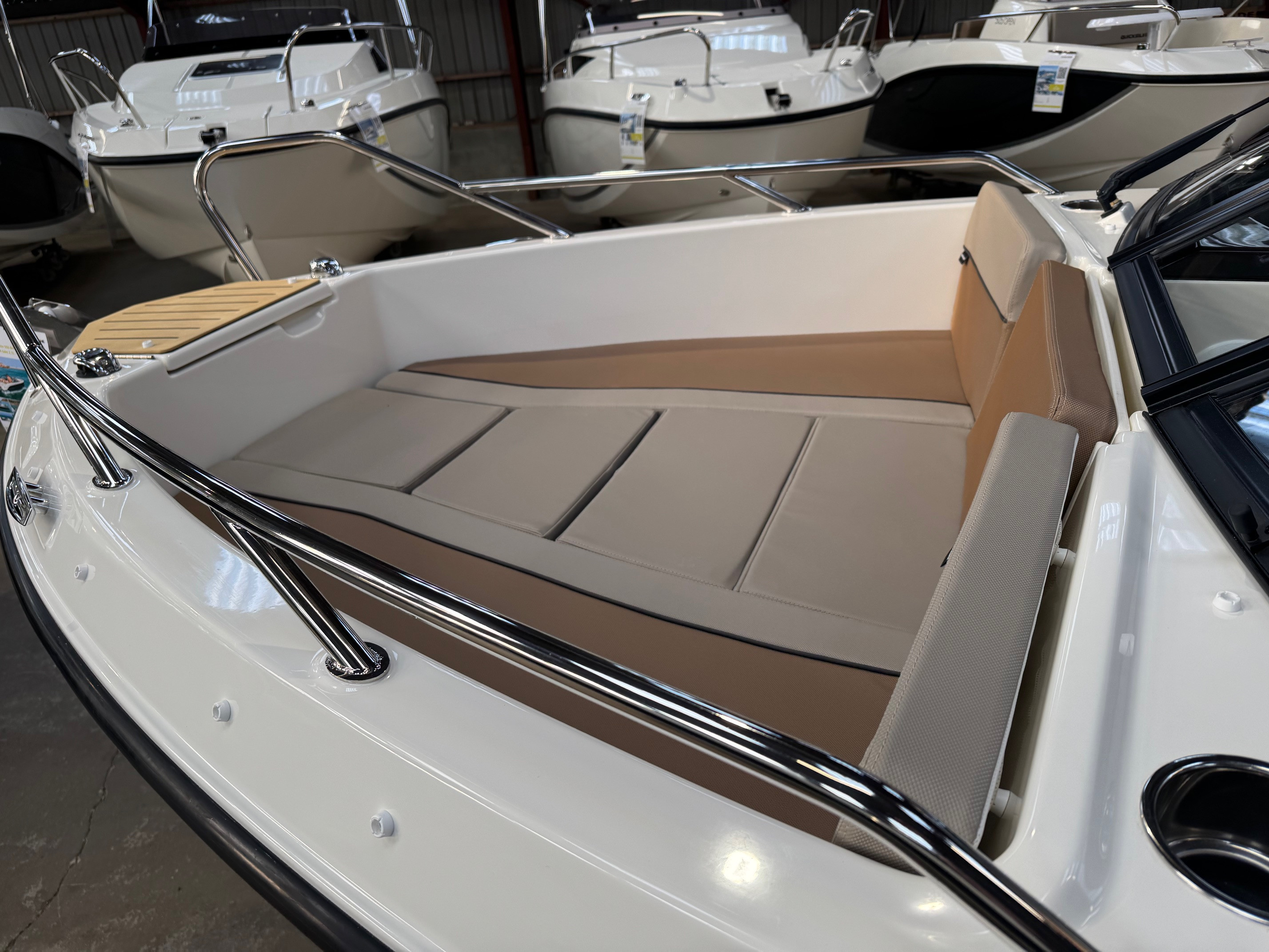 Quicksilver Activ 555 Bowrider med F115 Mercury-EFI ProXS 4 takt 2,1L - Flot udstyret. - 3