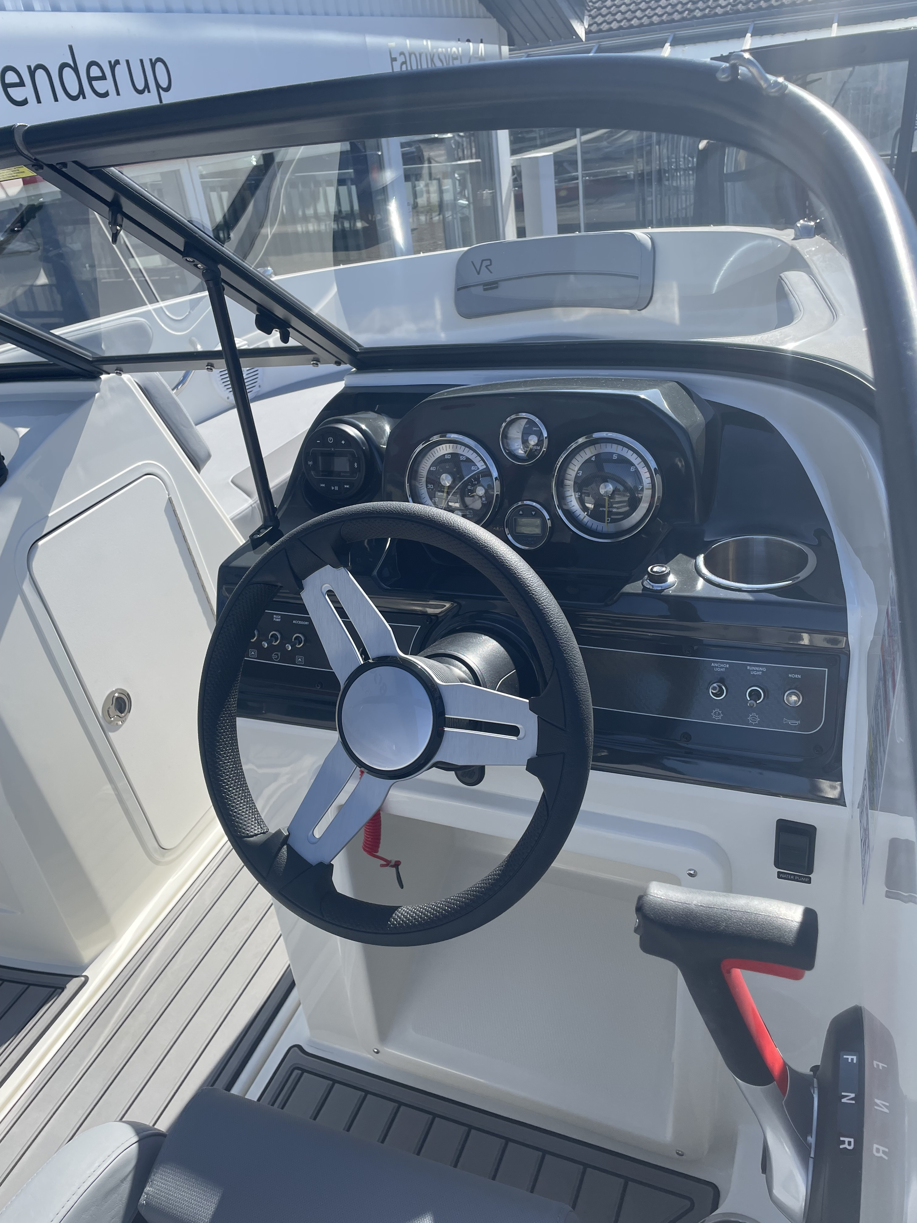 Byliner VR4 Bowrider med F115 ProXS Mercury-EFI 4 takt - 11