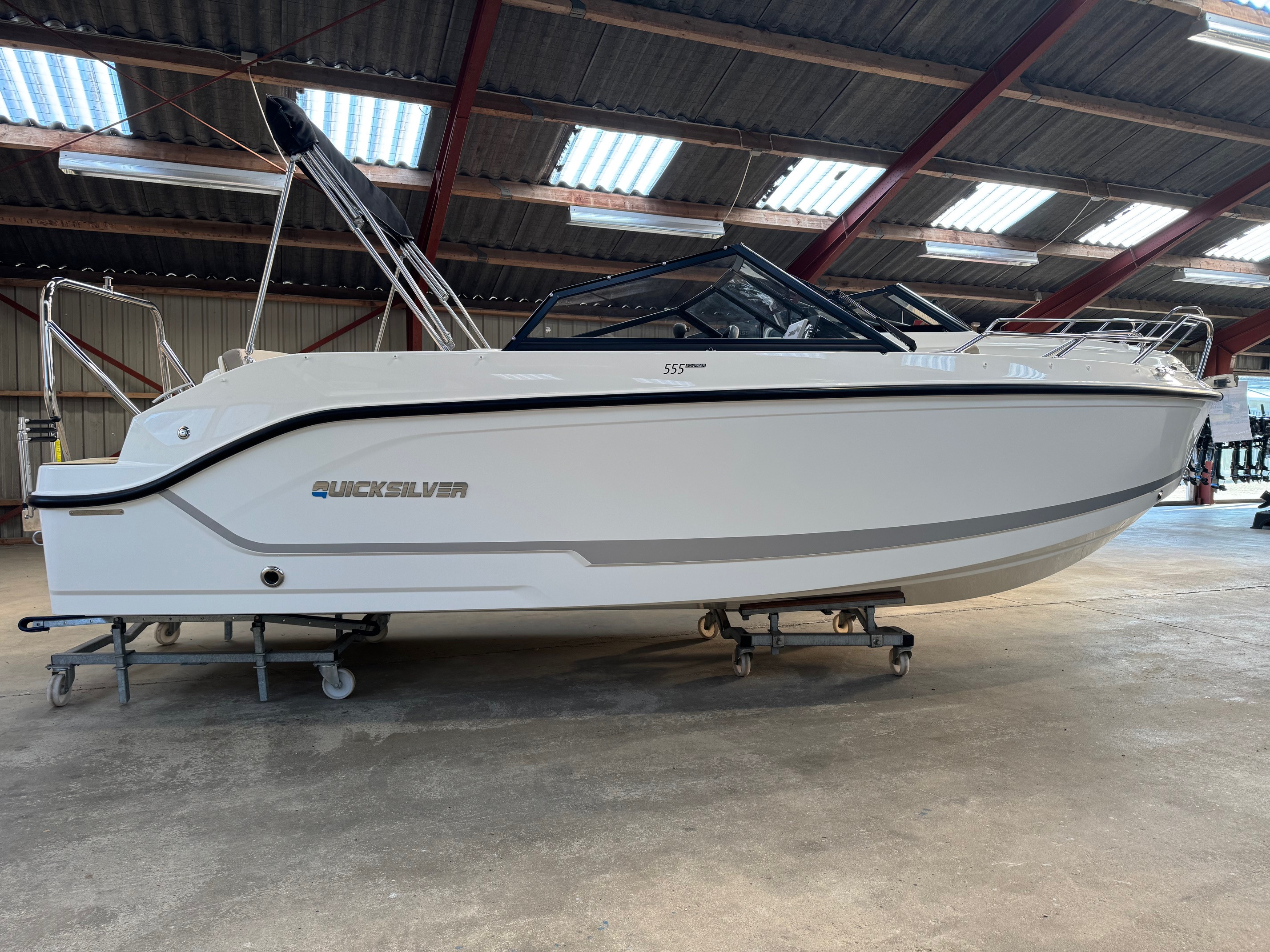 Quicksilver Activ 555 Bowrider med F115 Mercury-EFI ProXS 4 takt 2,1L - Flot udstyret. - 1