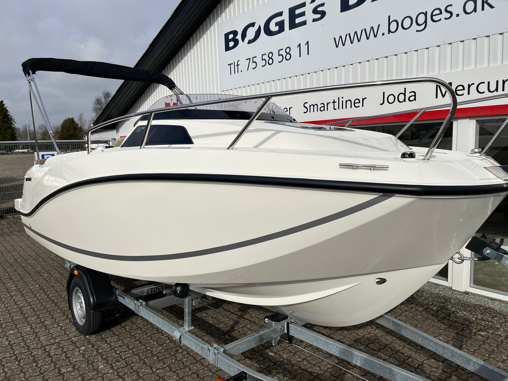 Quicksilver Activ 555 Cabin med 100 hk Mercury-EFI 4 takt 2,1L - med flot udstyr - 3
