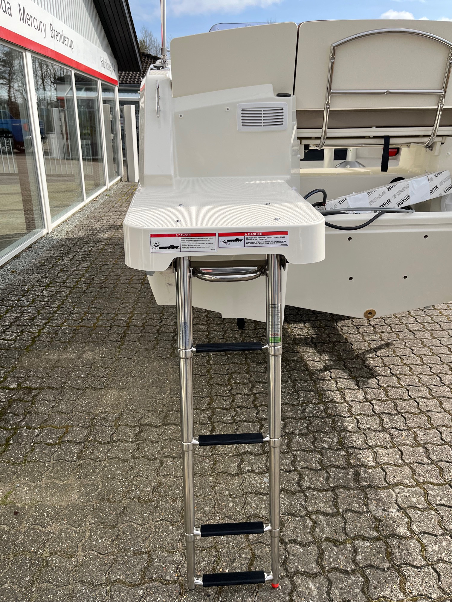 Quicksilver Activ 555 Cabin med 100 hk Mercury-EFI 4 takt 2,1L - med flot udstyr - 9