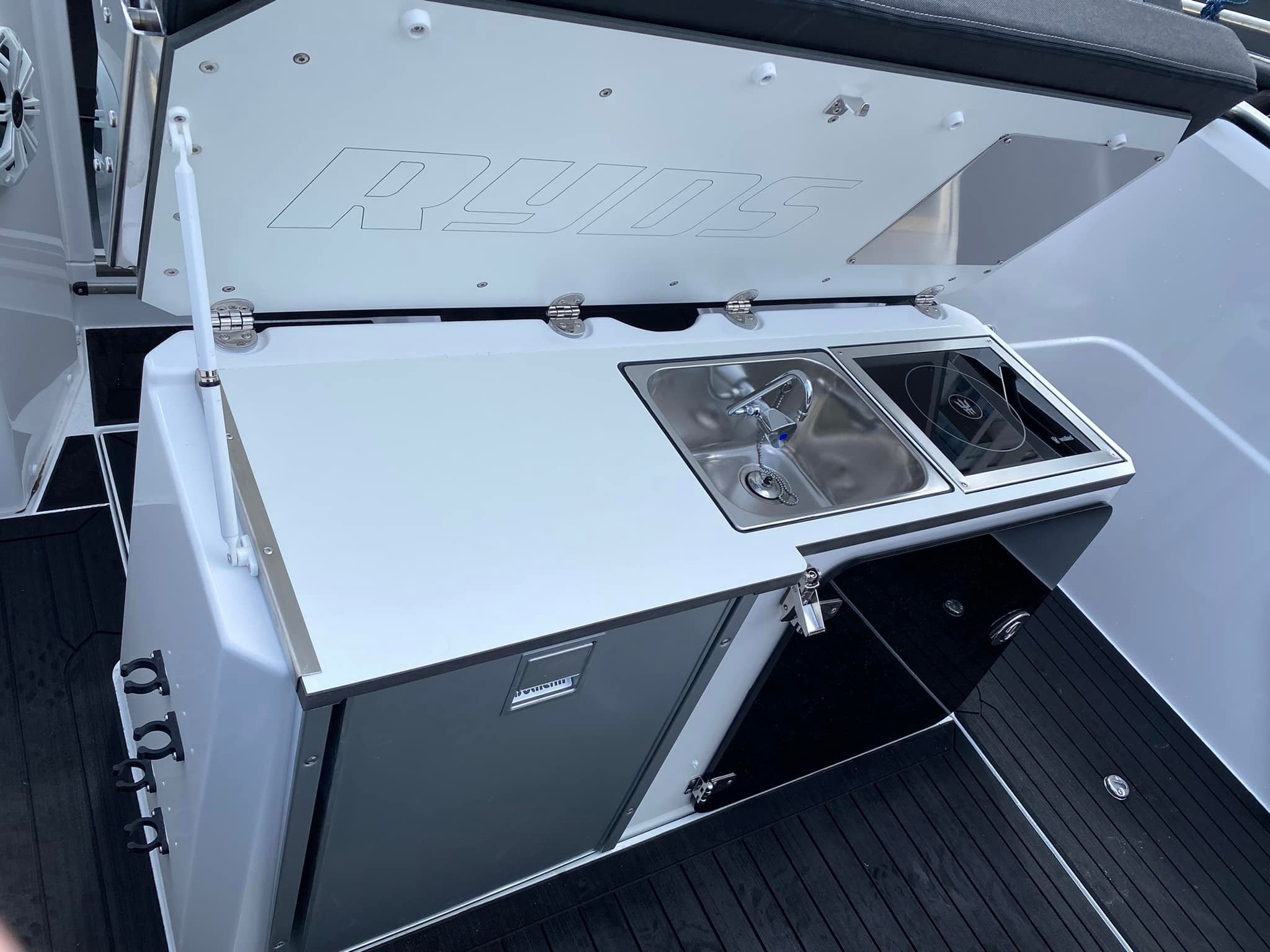 Ryds 735VI - F175 Mercury-EFI DS V6 - 11